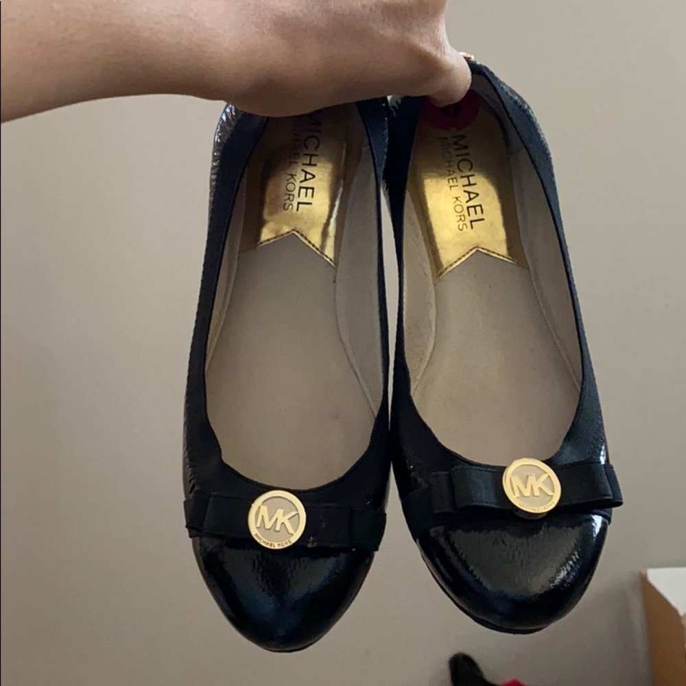 MICHAEL KORS BLACK AND GOLD FLATS